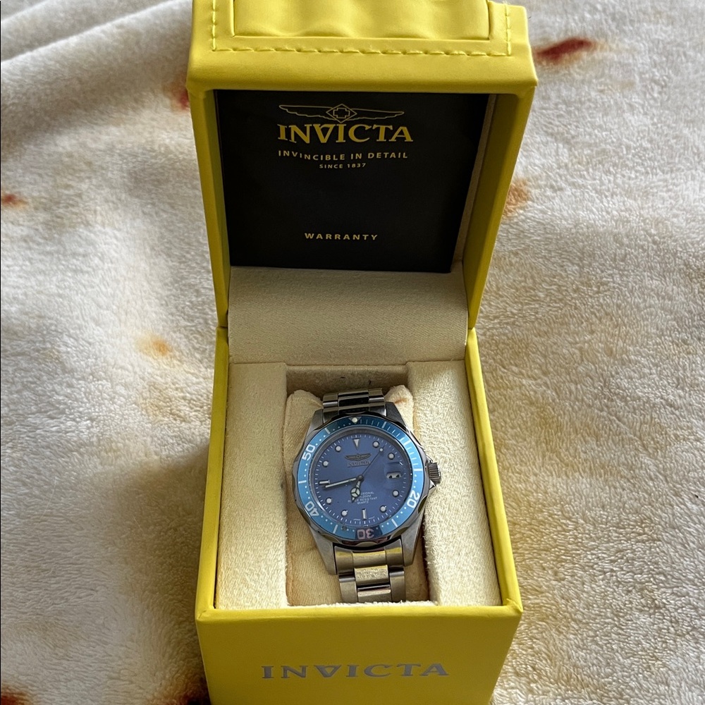 INVICTA PRO DIVER QUARTZ WATCH
With Date + New Battery
LIKE NEW IN INVICTA BOX!
